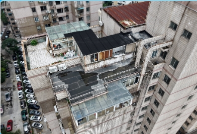 吊车起重铁臂展  高空违建一朝拆