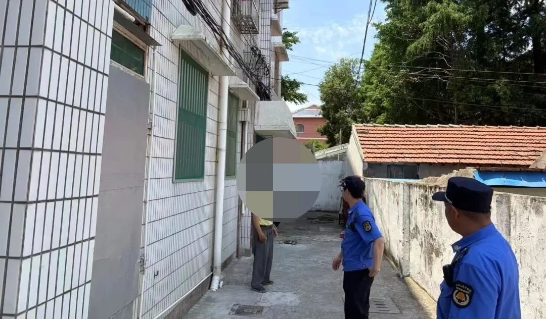 私装铁门圈占公共区域 存放危险品隐患重重