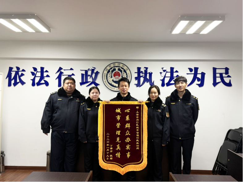 “我们不知道该找谁，能不能帮帮我们？”当城管热线接到电话……