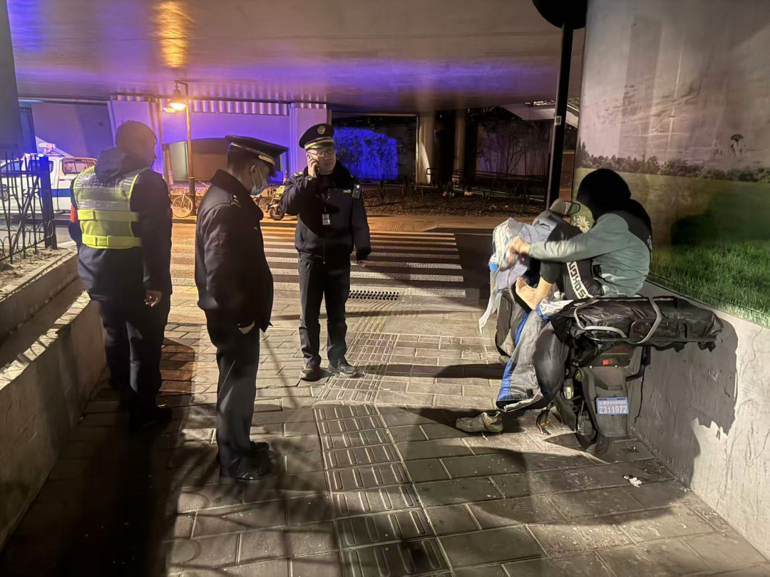 迎战寒潮护民生 温情执法暖人心