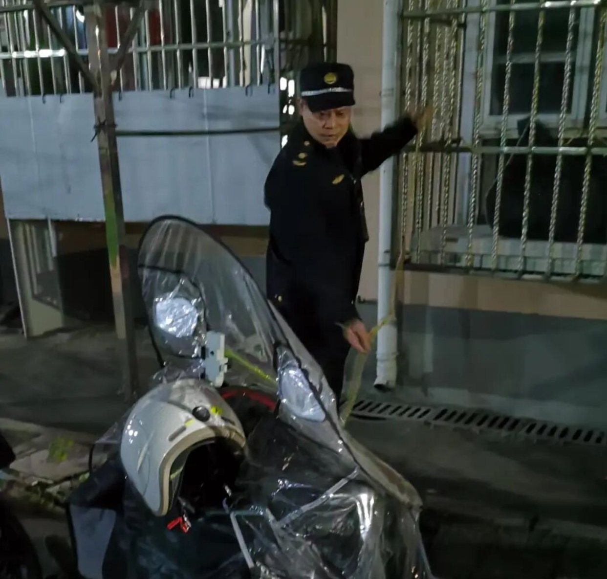 普陀城管夜查“飞线充电”，努力为社区筑牢安全防线