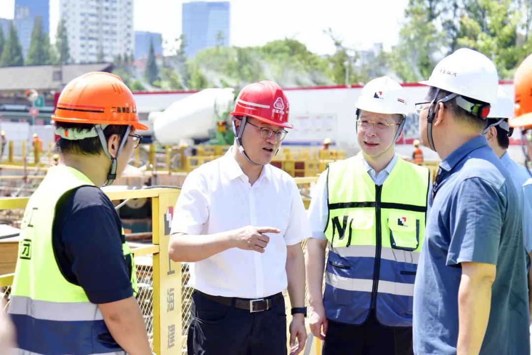 市住房城乡建设管理系统深入一线，开展高温慰问活动