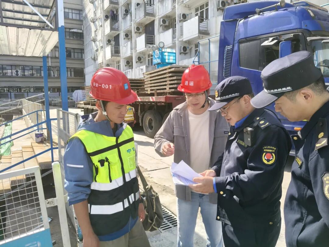 锚定在建工地安全生产！普陀城管筑牢文明施工法治屏障