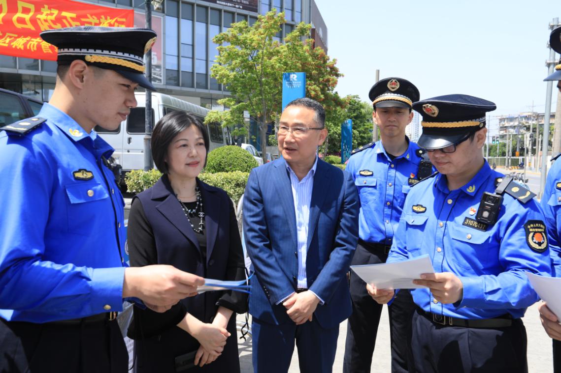 查！新规落地首日，杨浦城管开展全区共享单车乱停放专项执法12.jpg