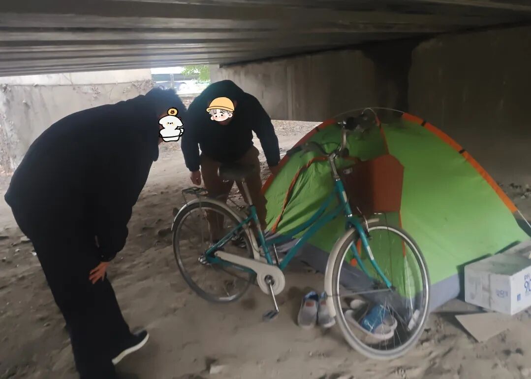 寒潮中的桥洞下，一份温暖不期而至