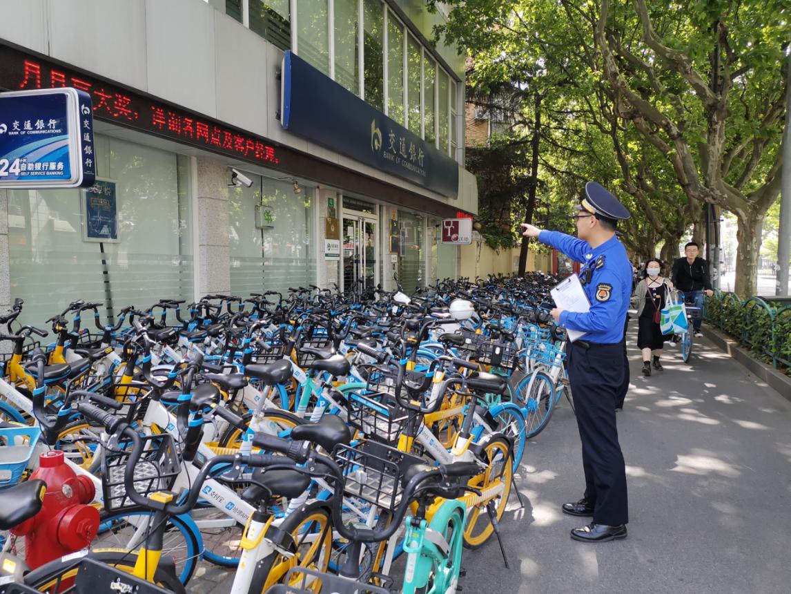 查！新规落地首日，杨浦城管开展全区共享单车乱停放专项执法13.jpg