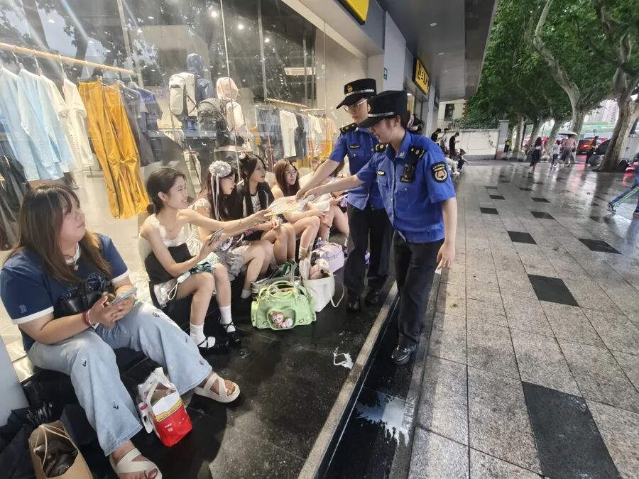 全体动员，服务保障，徐汇“城管蓝”护航时团“加冠礼”