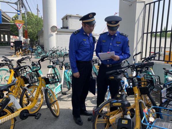 查！新规落地首日，杨浦城管开展全区共享单车乱停放专项执法15.jpg