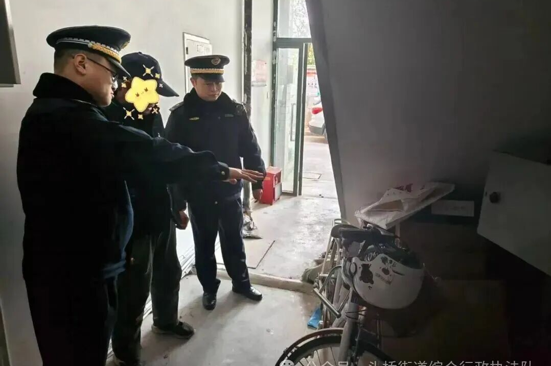 清理堆物，让楼道重回“颜值天花板”