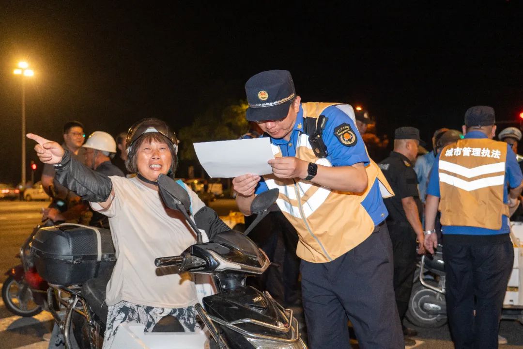 水蜜桃大丰收！城管凌晨助“赶集”