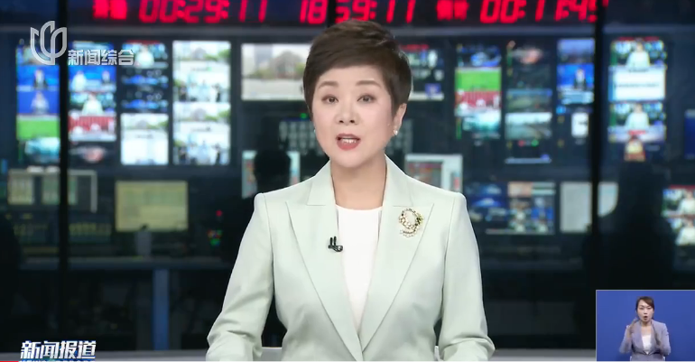 女孩路口走丢 城管暖心陪伴