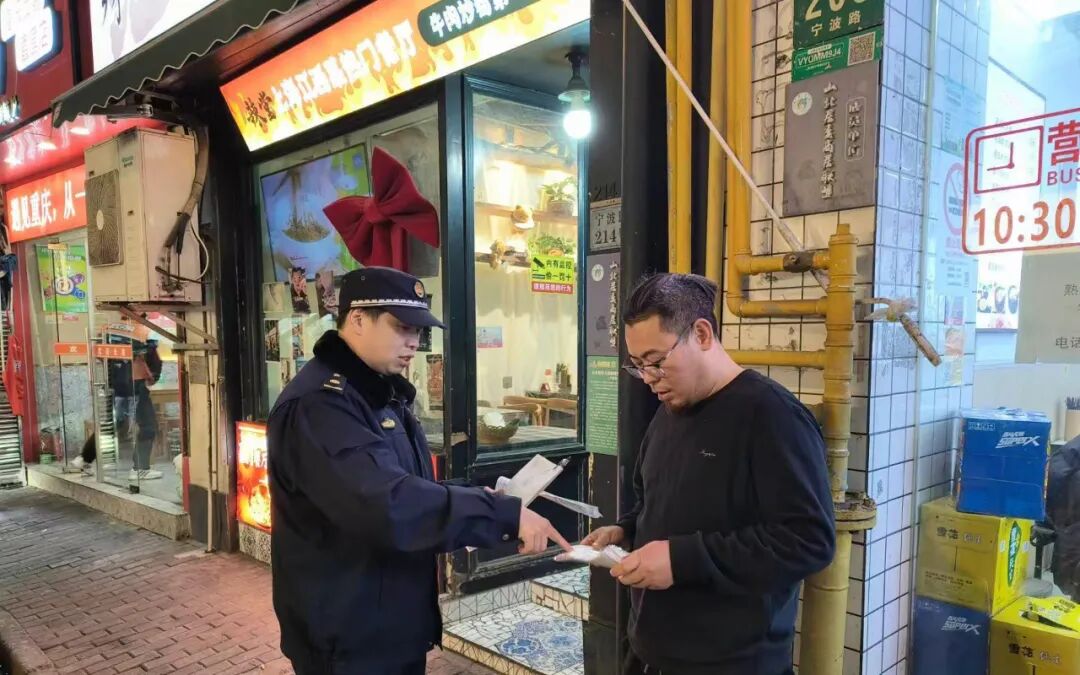 从圆明园路集市到后厨灶台，执法检查也是普法课堂