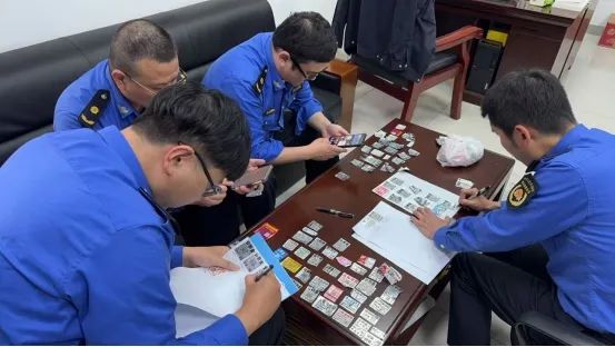 徐汇城管开展共享单车“五乱”小广告专项治理，已立案查处22起