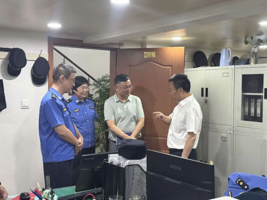市建设交通工作党委走访慰问城管执法、环卫保洁一线职工 传达市委书记陈吉宁调研讲话精神