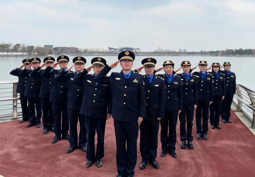 一面 “闪现” 的锦旗！奉贤城管与商户的两年双向奔赴，让营商环境暖出烟火气