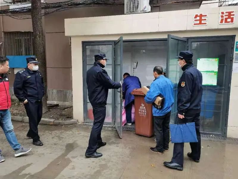 普陀真如城管严肃查处垃圾驳运车辆混装混运问题1.jpg