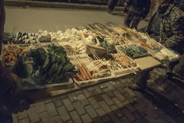 奉贤区西渡城管中队开展无证夜排挡整治_上海市城市管理行政执法局