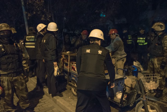 奉贤区西渡城管中队开展无证夜排挡整治_上海市城市管理行政执法局