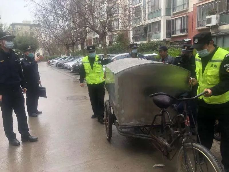 普陀真如城管严肃查处垃圾驳运车辆混装混运问题2.jpg