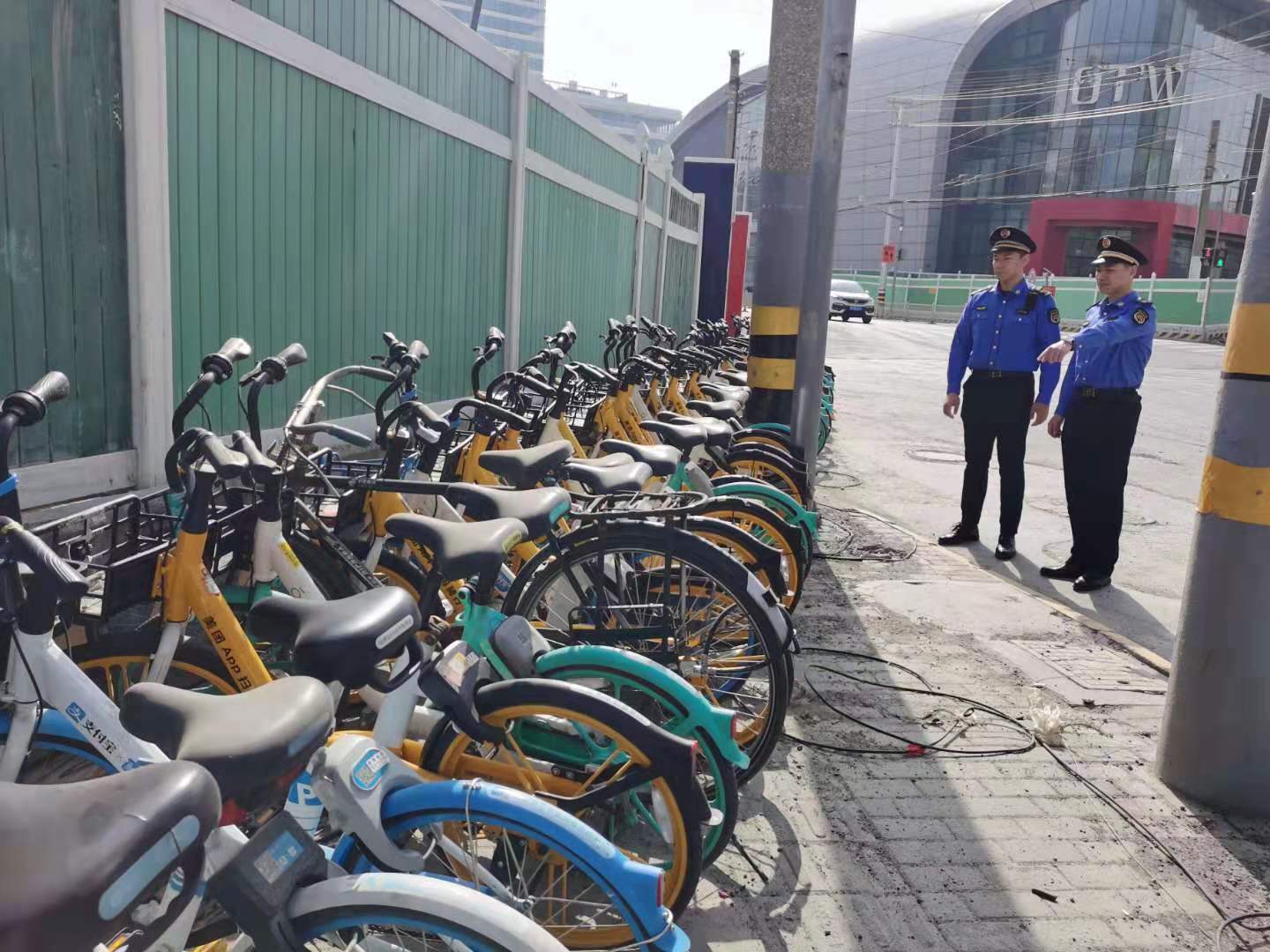 查！新规落地首日，杨浦城管开展全区共享单车乱停放专项执法14.jpg