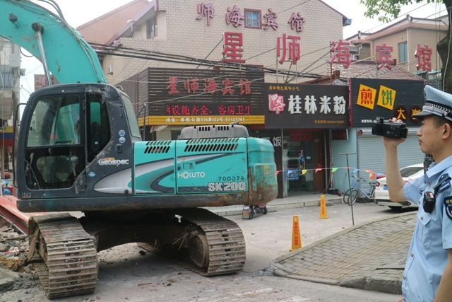 奉贤区柘林城管中队参与公路流动夜排挡整治行动_上海市城市管理行政执法局