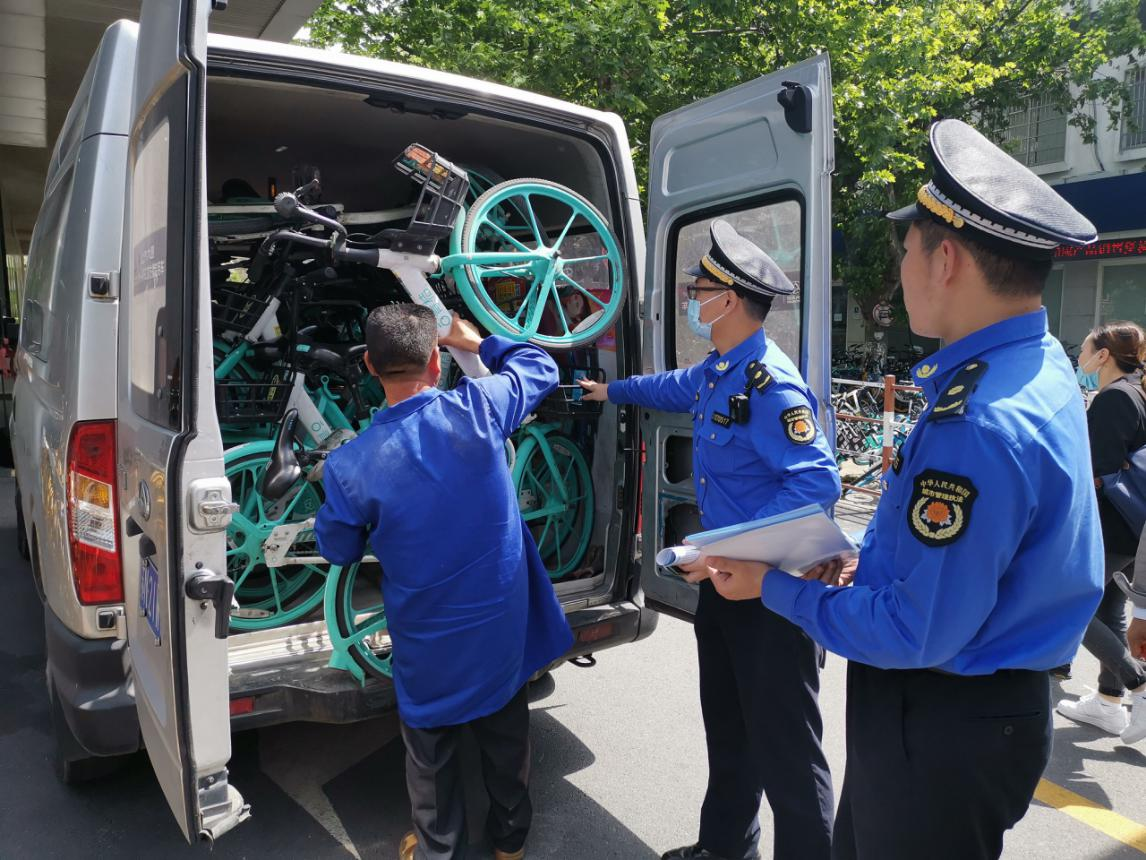 查！新规落地首日，杨浦城管开展全区共享单车乱停放专项执法20.png