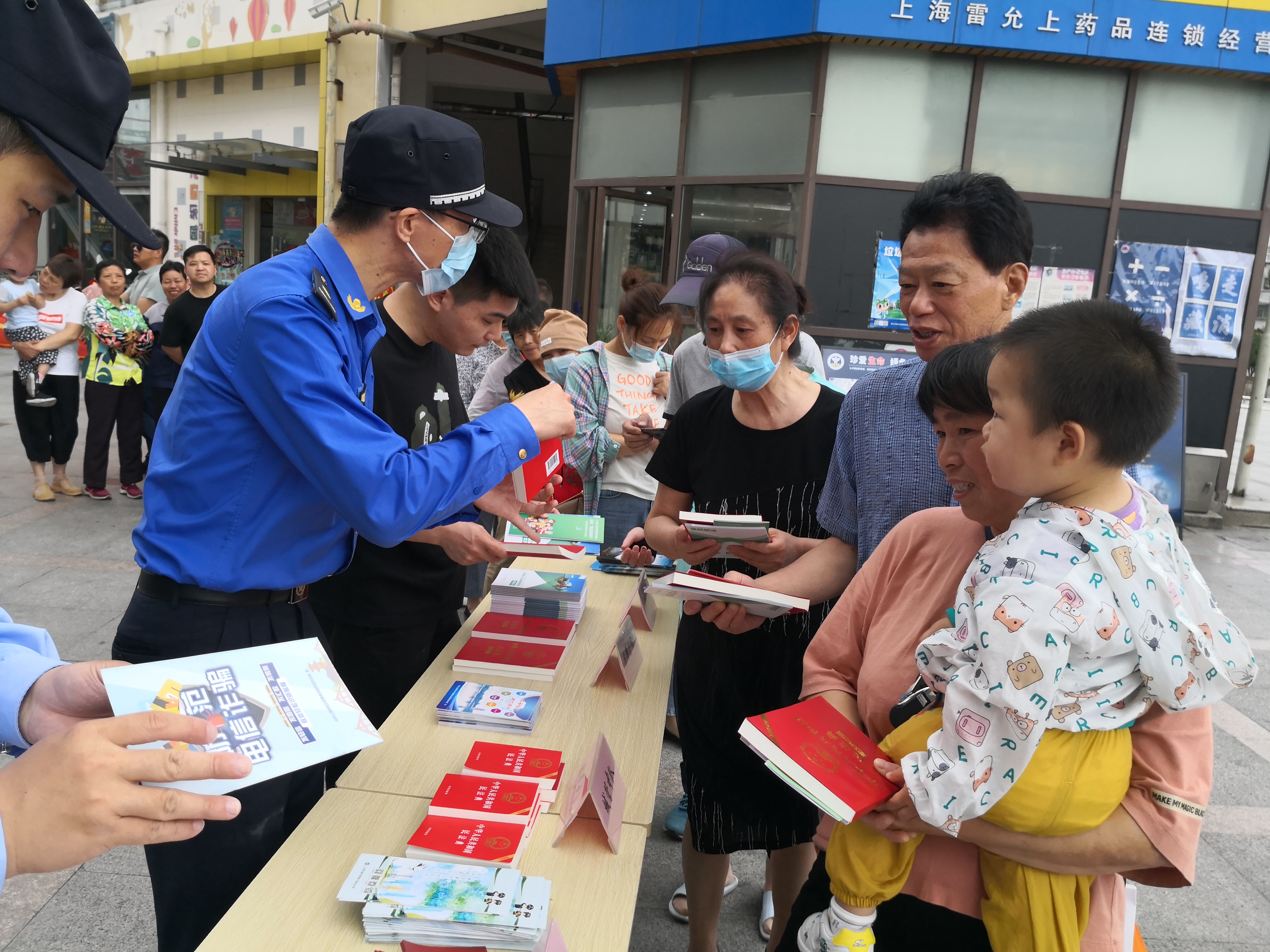 松江城管_区城管执法局关于开展民法典宣传月活动总结8.jpg