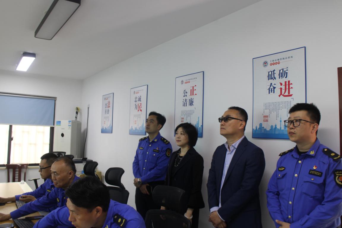 查！新规落地首日，杨浦城管开展全区共享单车乱停放专项执法11.jpg
