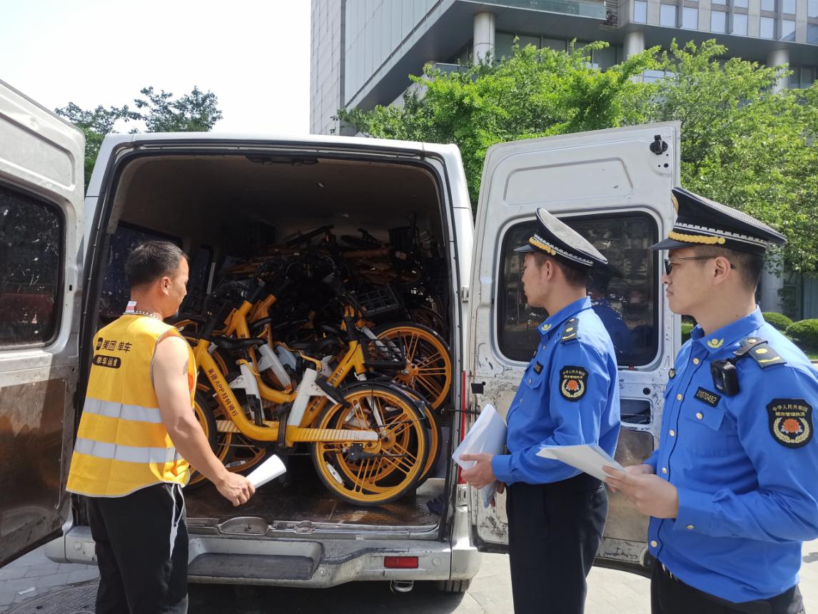 查！新规落地首日，杨浦城管开展全区共享单车乱停放专项执法18.jpg