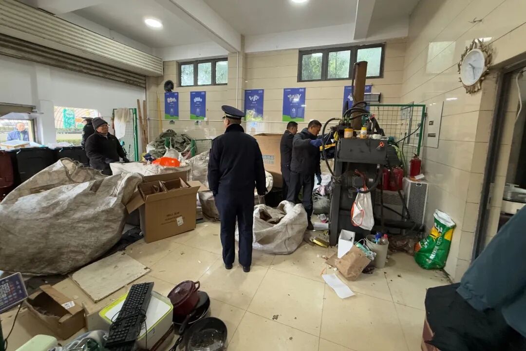 “怎么有人住在小区垃圾房里？”