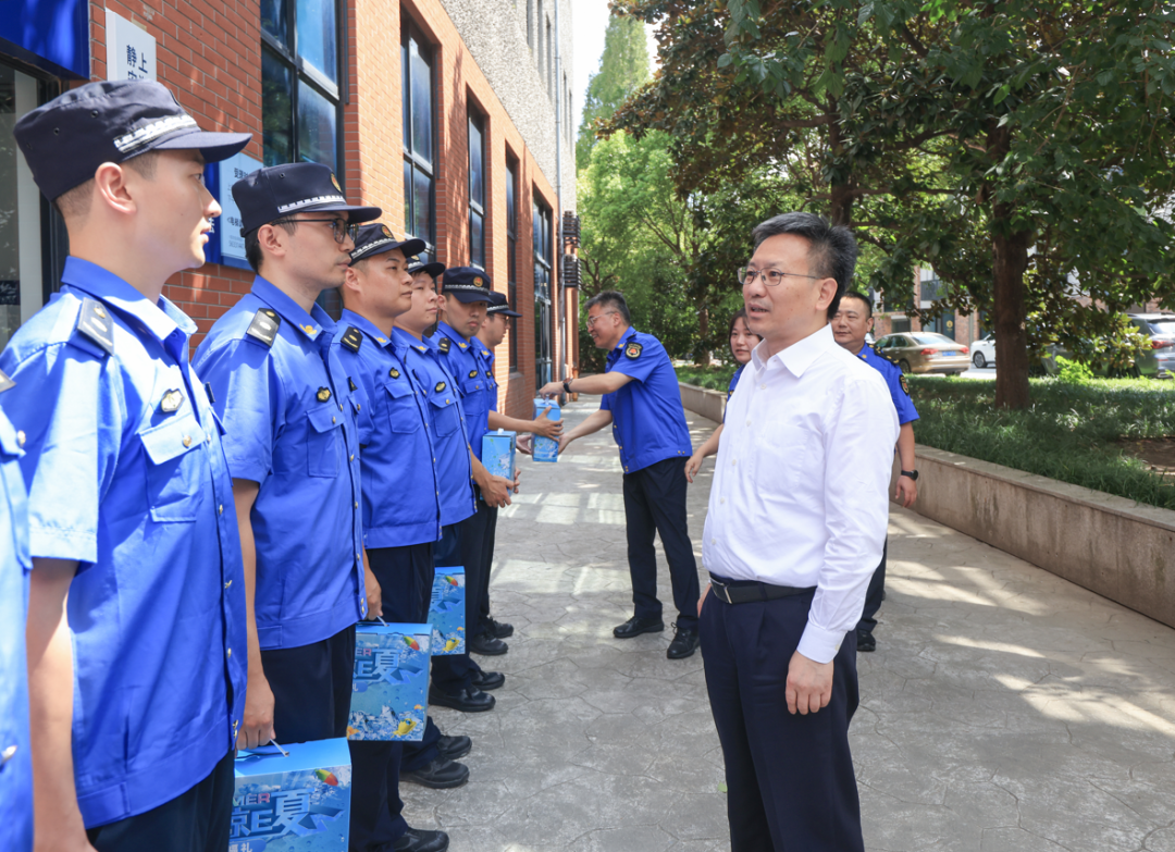 市建设交通工作党委领导慰问静安城管一线执法队员